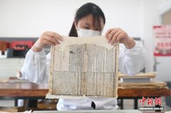 甘肃三代“书医”接棒守护古籍残卷 匠心延续千年文脉